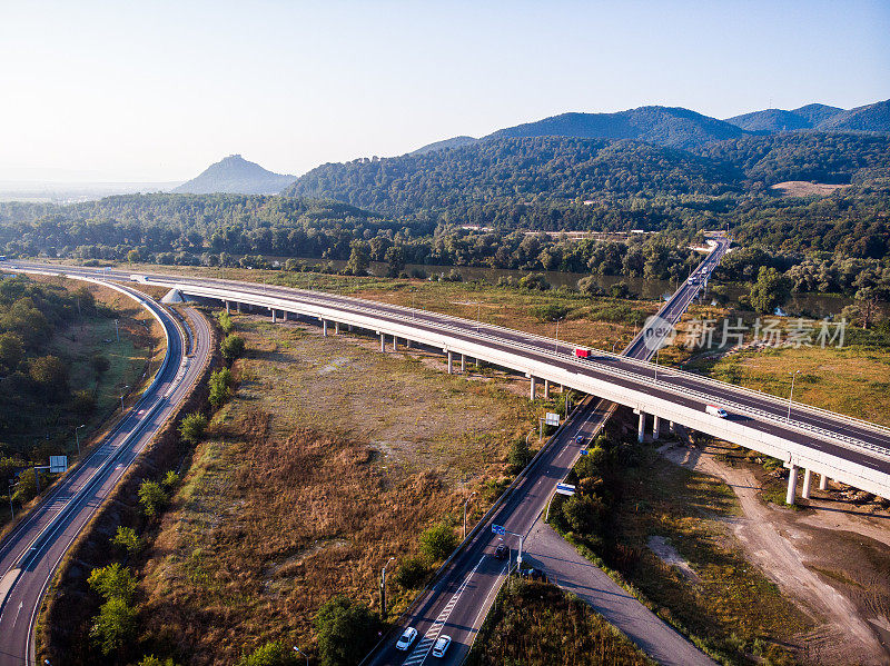 在高速公路上行驶的车辆