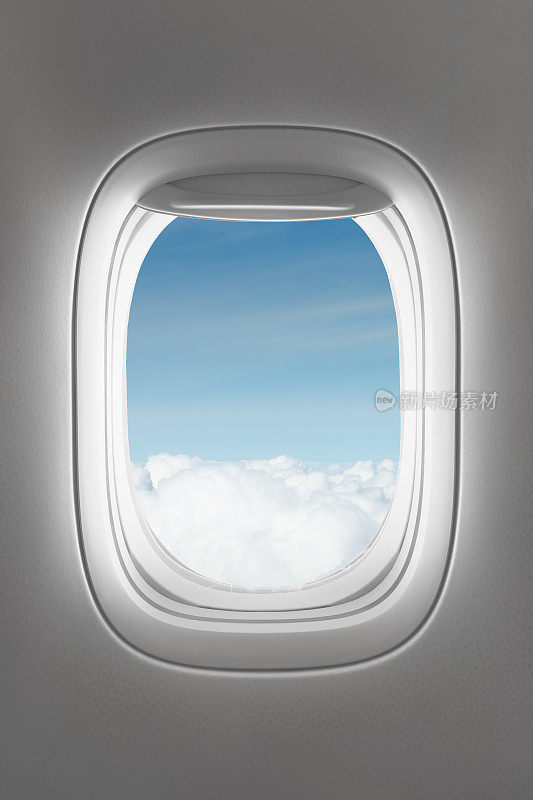 透过一架大型喷气式客机的窗户，在云层之上