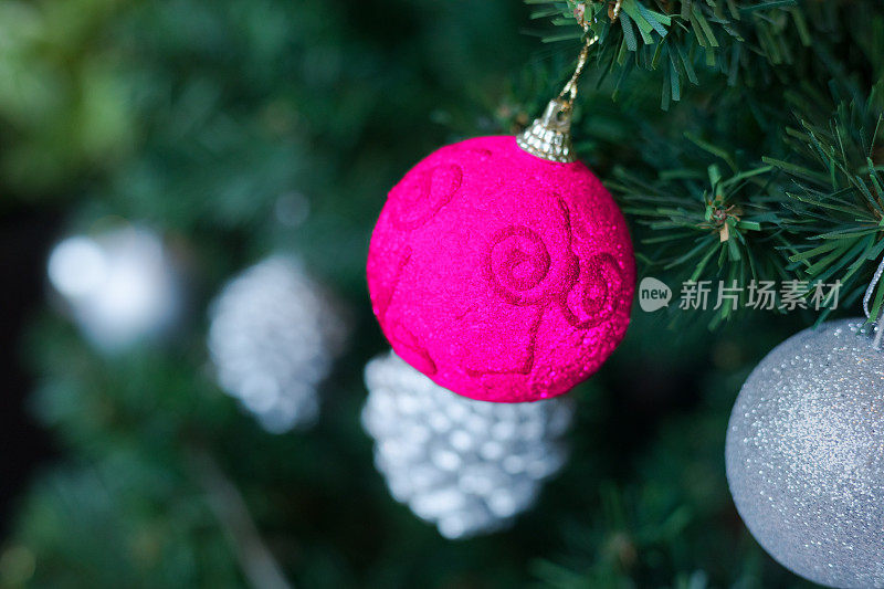粉红色的圣诞树装饰