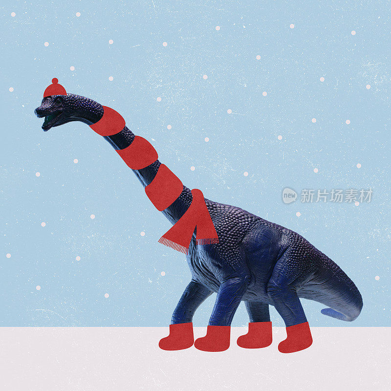 当代艺术拼贴，恐龙戴着红围巾，戴着帽子，穿着靴子，在雪花下走在雪地上