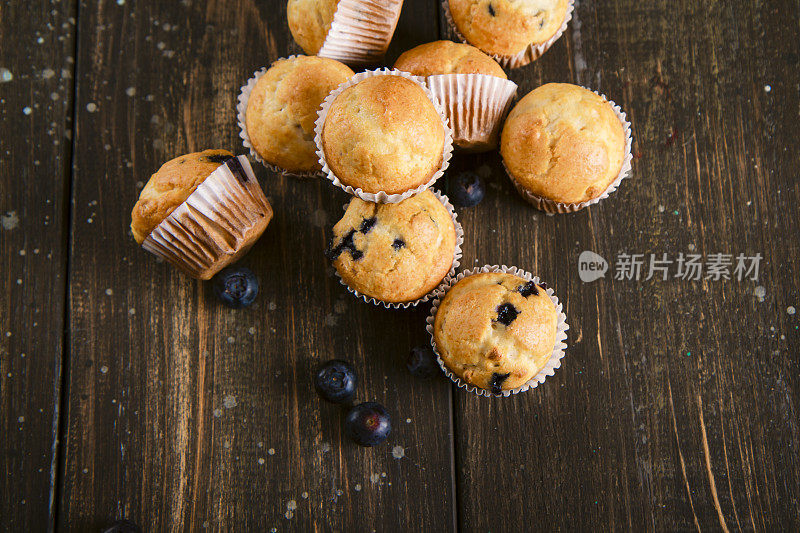 黑色木板上的迷你蓝莓松饼