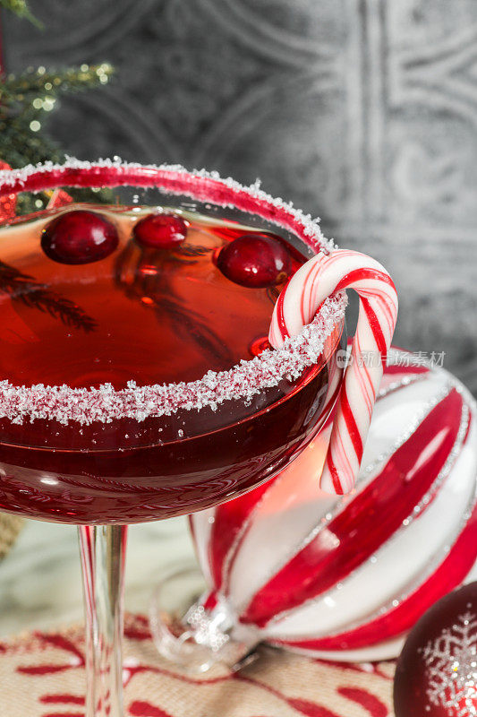 小红莓圣诞鸡尾酒与圣诞老人风格糖果手杖