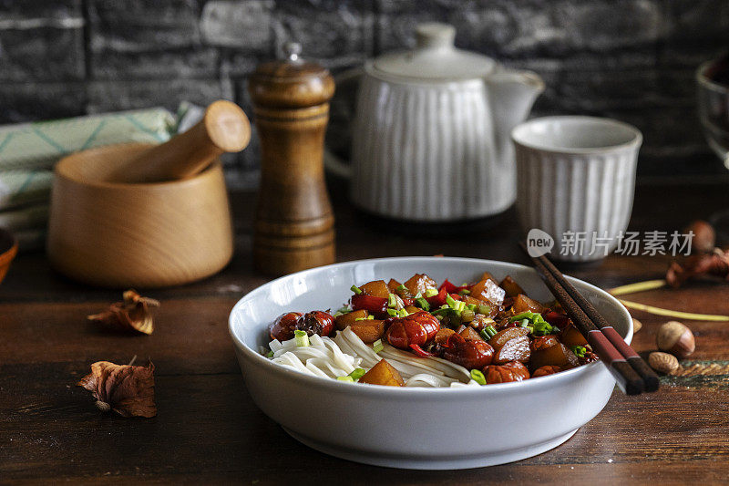 中国自制面条，用小龙虾和土豆煮的