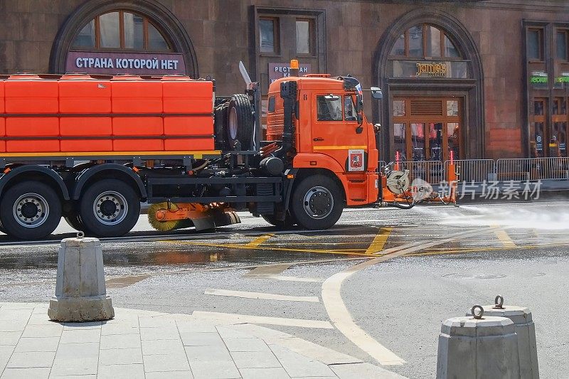 清晨，市政洒水机在莫斯科市中心街道的沥青上清洗和喷水。城市公共设施保证城市的清洁和消毒。莫斯科,俄罗斯