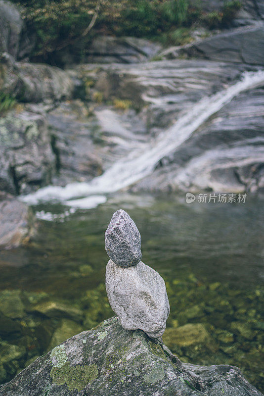 岩石平衡在河流上的风景