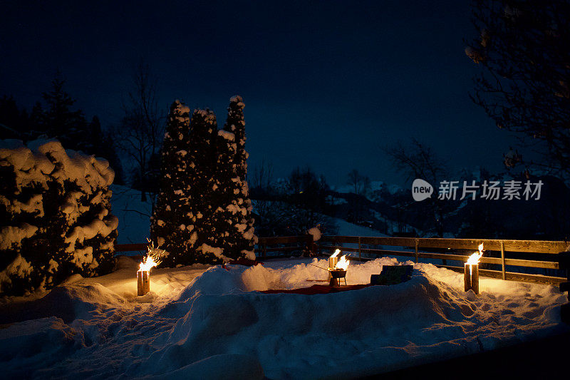 风景优美的三处室外火灾，在雪地里