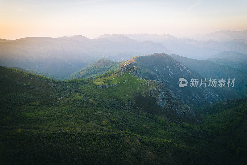 日出时山脉的风景