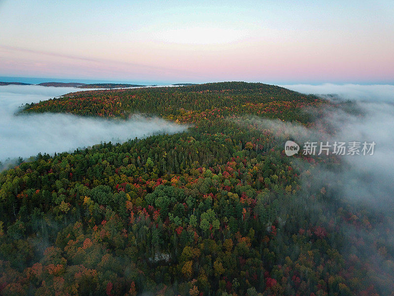 在一个多云的日出期间，空中无人机全景加拿大风景。