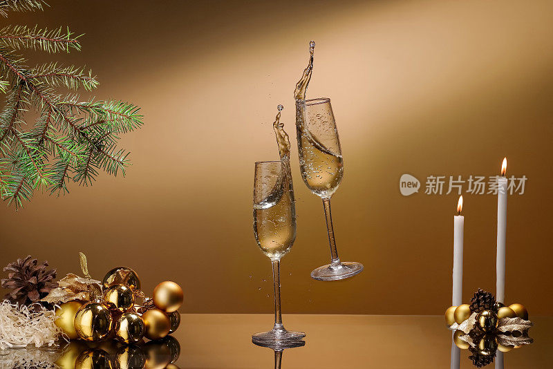 香槟酒飞溅，贺年卡，一片喜庆的气氛。