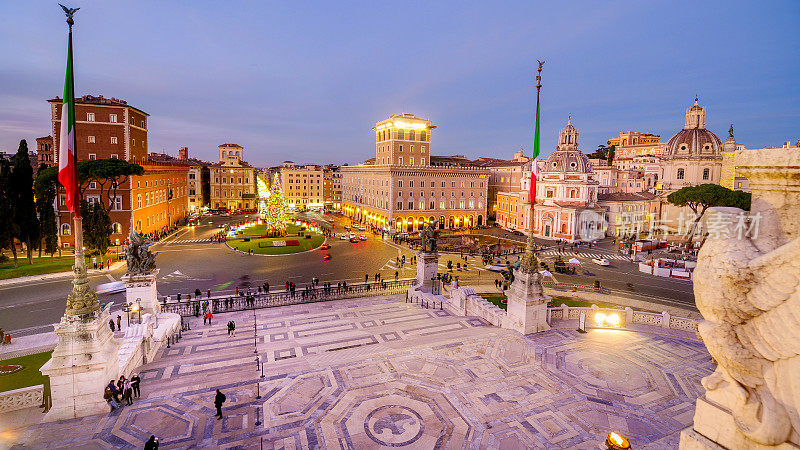 威尼斯广场的美丽夜景，罗马中心有一棵大圣诞树