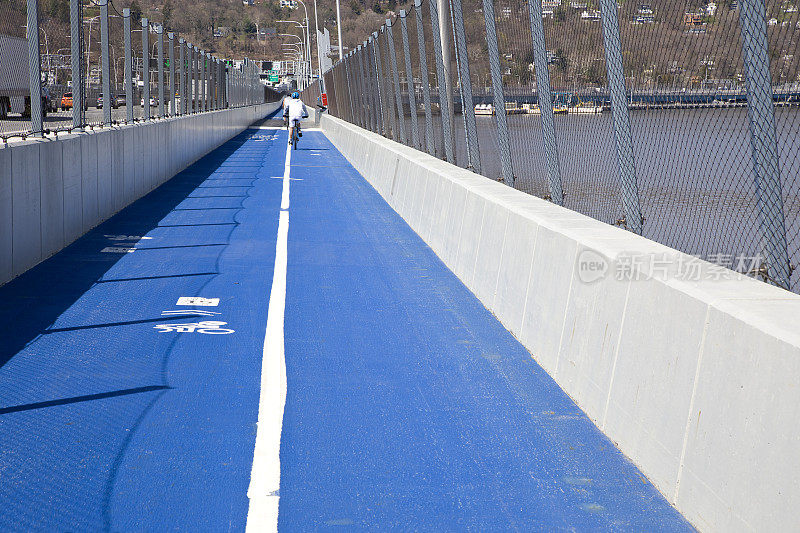 沿着马里奥M.科莫桥的小路，骑自行车穿过