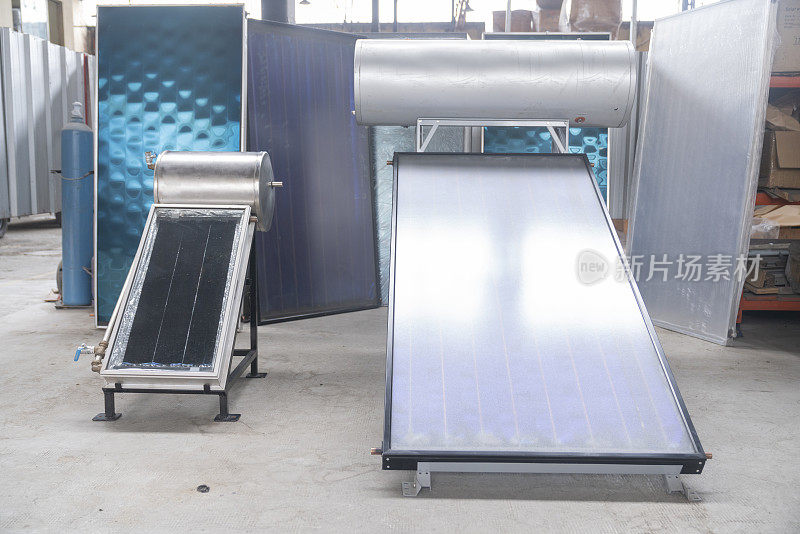 大型和小型的热太阳能热水设备站在一个工厂的展厅