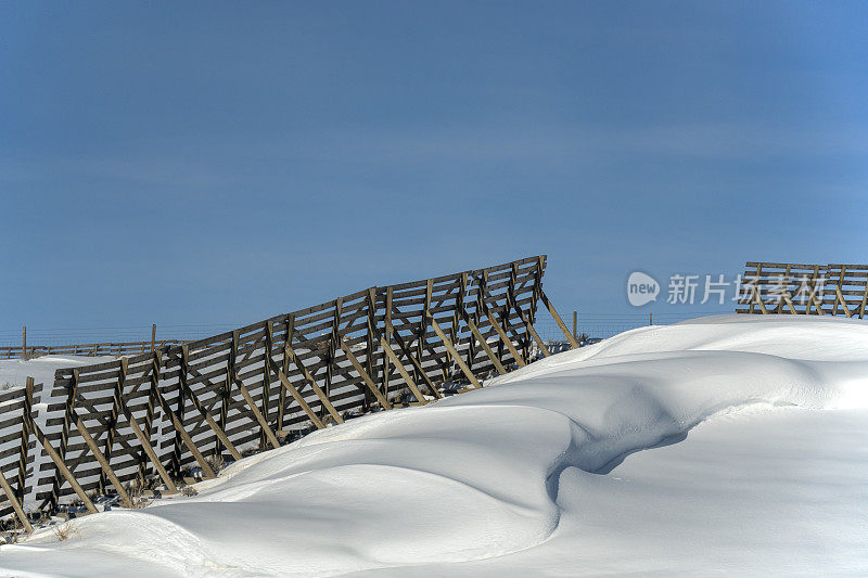 雪围栏与顺风飘雪