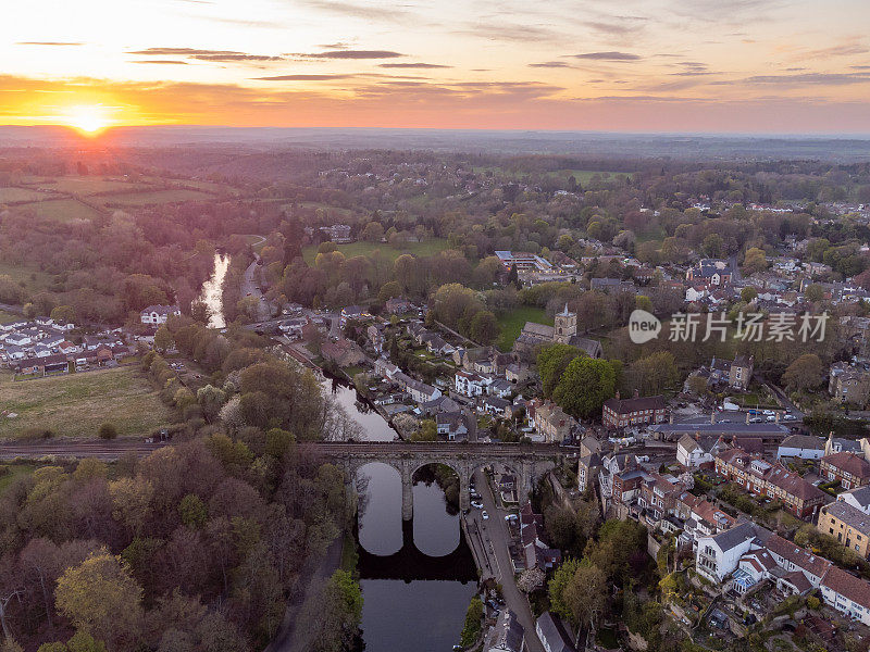 在日落时的鸟瞰历史高架桥和Nidd河在Knaresborough，北约克郡，英国。用0级无人机拍摄