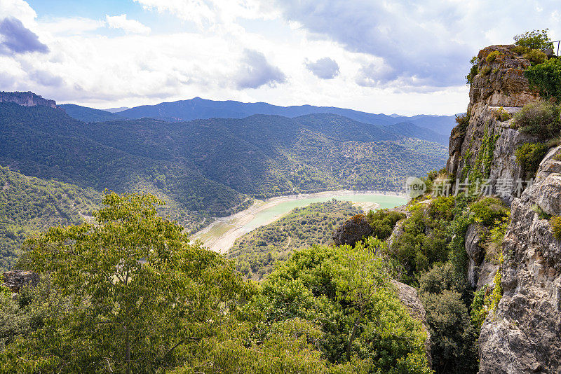 在塔拉戈纳的加泰罗尼亚的Priorat地区的Siurana河Ciurana湖