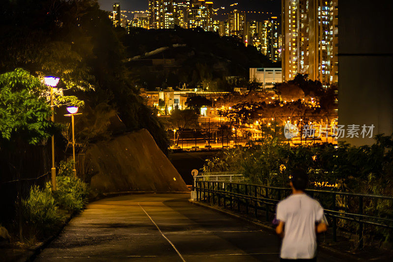 在公园里跑步，看夜景