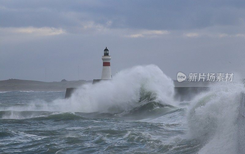 波涛汹涌的海面