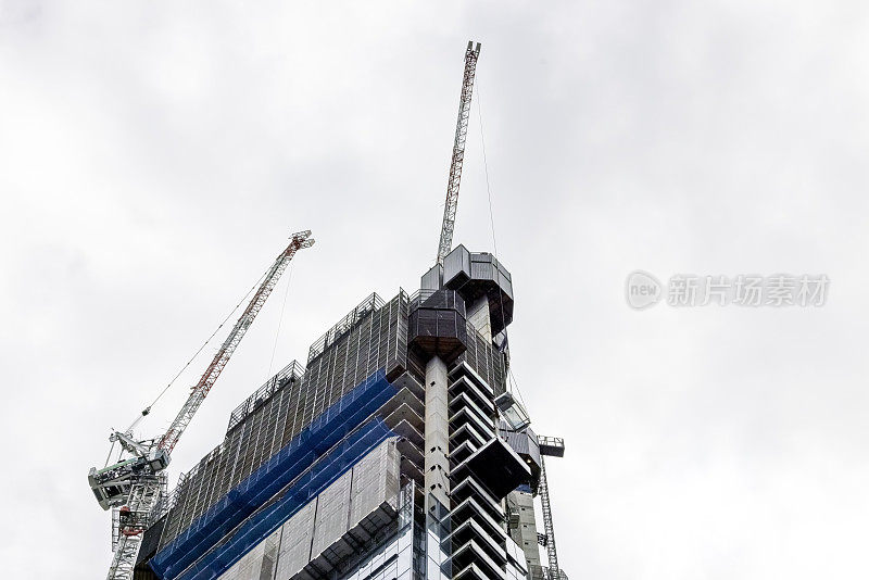 塔式起重机的摩天大楼建设，背景与复制空间