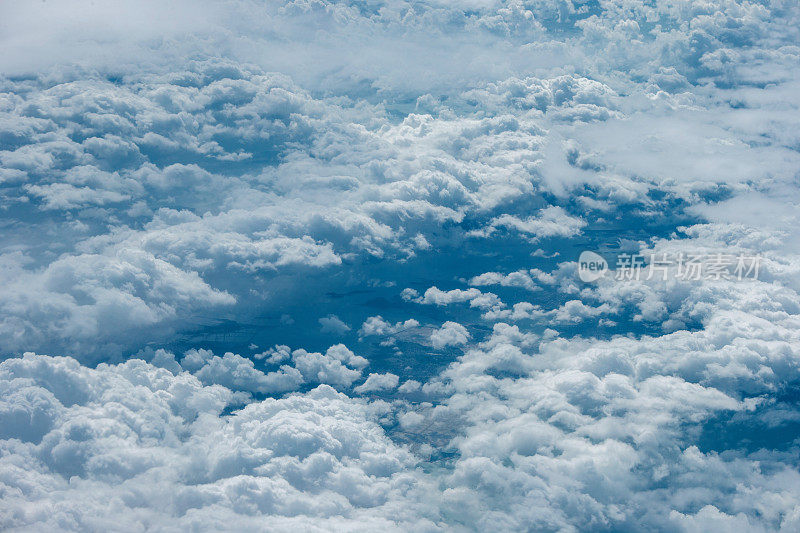 云和蓝天从飞机的窗户