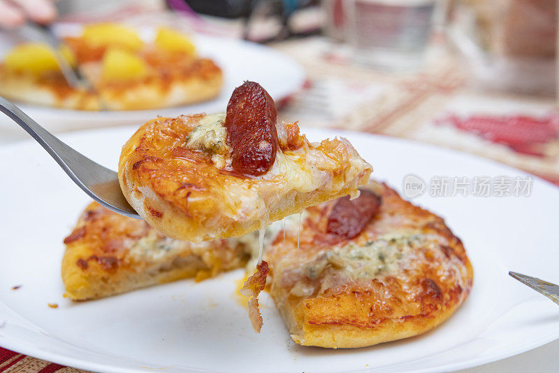 卡布拉莱斯和西班牙香肠的迷你披萨