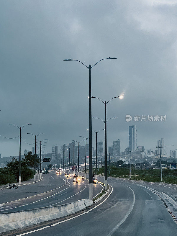 夏雨把白天变成黑夜。