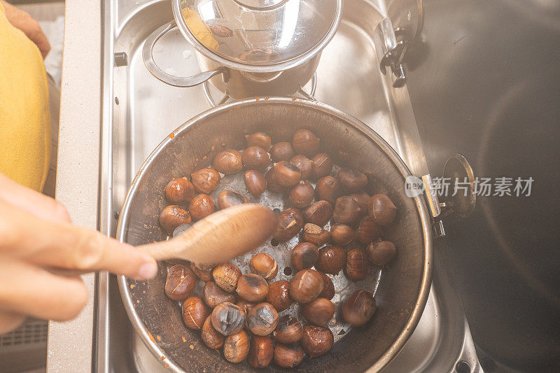 在露营车内的野营炉上做饭的人的特写