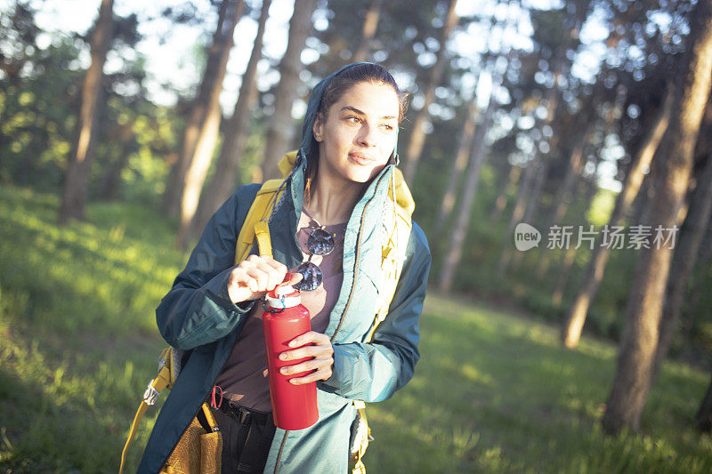 游客花了一天的时间爬山。