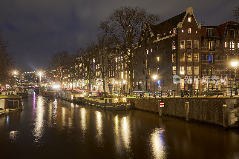 阿姆斯特丹Brouwersgracht运河在晚上