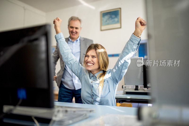 学生庆祝一张好成绩照片