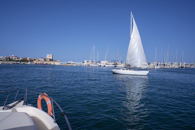 从游艇上看，西班牙阿利坎特的托雷维哈港