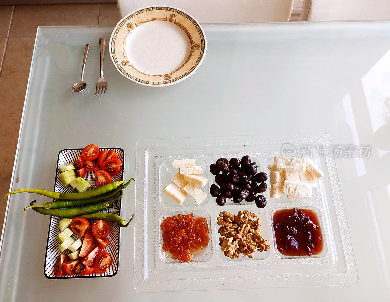 传统的土耳其早餐供应橄榄芝士果酱核桃