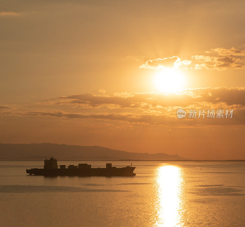 集装箱船在夕阳下海运货物