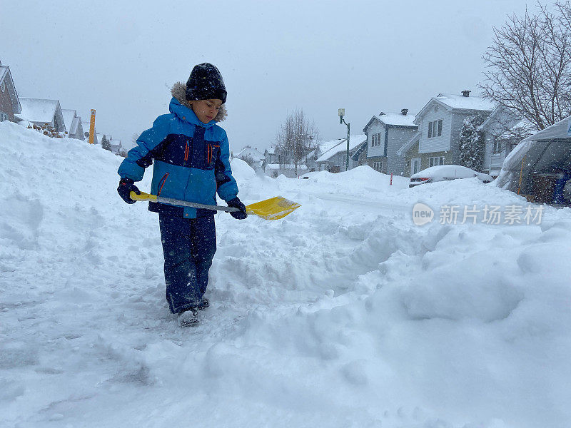 小男孩在雪地里玩耍