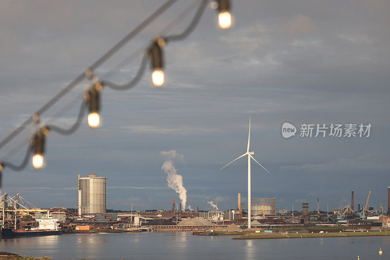 荷兰北部海岸IJmuiden港口的风力涡轮机