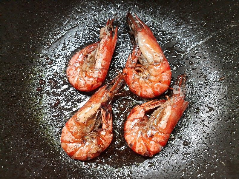 煎锅里的虾仁——食物的准备。