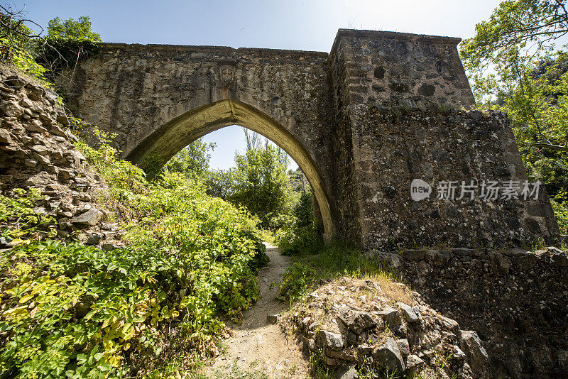 低角度，向上望向历史悠久的渡槽，通往水轮驱动的磨坊，沟渠下有拱形走道