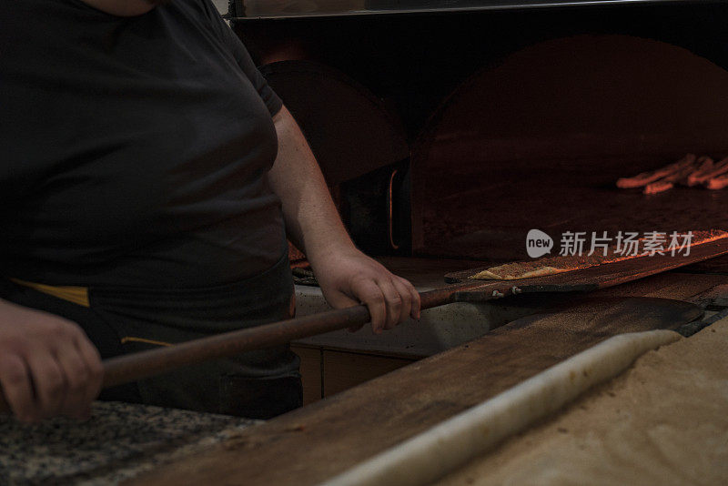 在餐馆里，皮塔饼或皮饼在烤箱或炉子里烹饪。面包店或烘焙屋概念形象