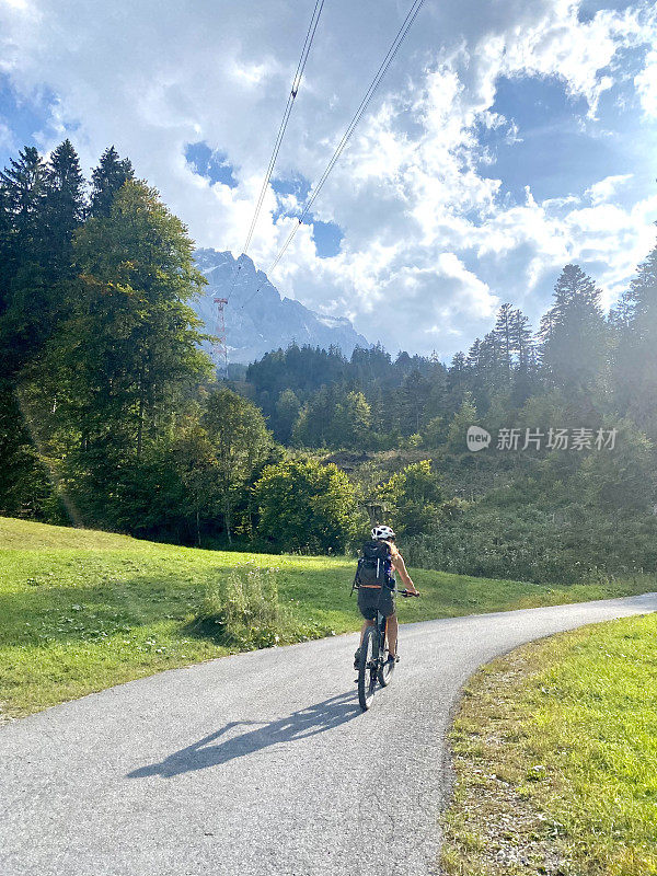 在阿尔卑斯山骑山地自行车