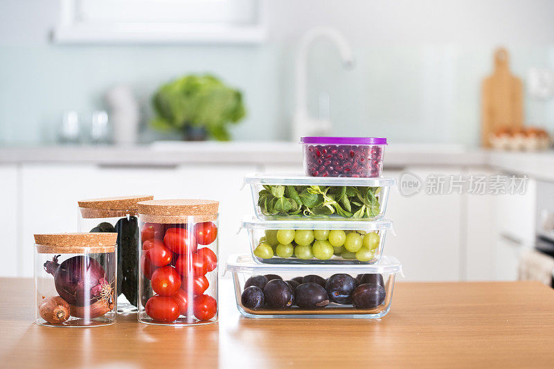 厨房内盛有新鲜水果和蔬菜的食品玻璃容器
