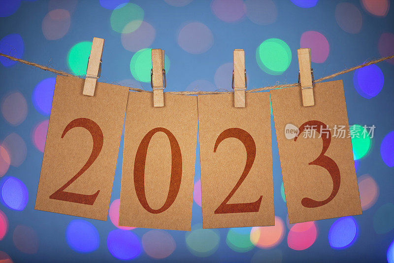 2023年新年概念夹卡片和灯