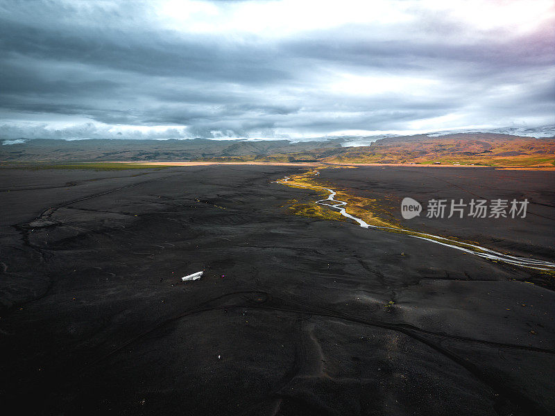 令人惊叹的航拍飞机残骸与美丽的风景，戏剧性的天空