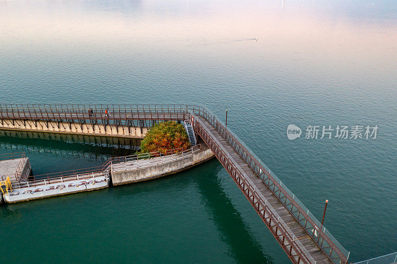 尼亚加拉河娱乐步道在王桥公园和奇帕瓦自来水厂，尼亚加拉瀑布，加拿大