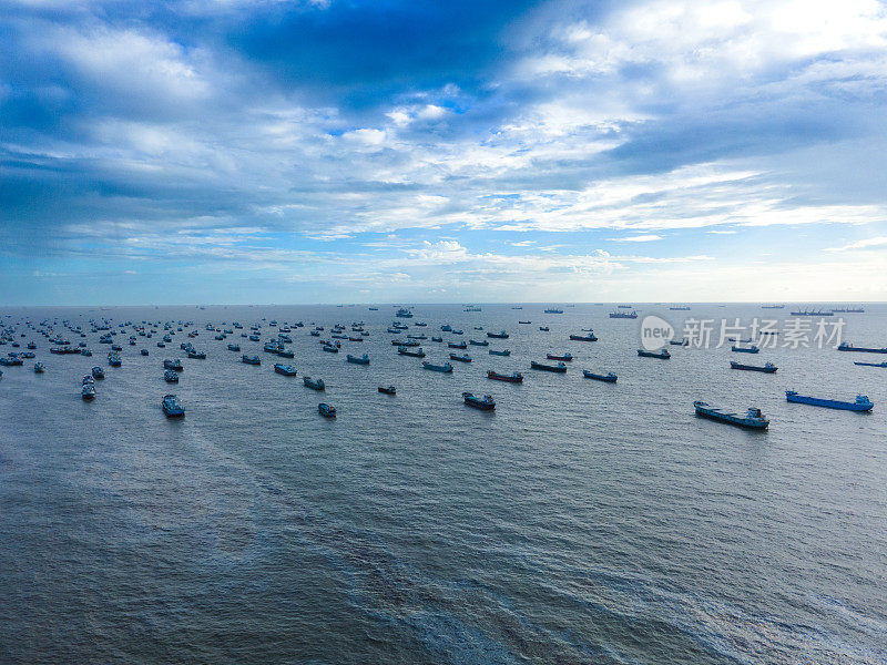 进出口货物货柜鸟瞰图。经济背景。海面上的云层在地平线上与商业集装箱货船