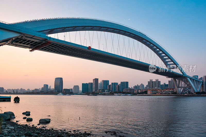 黄昏的卢浦大桥在上海，中国