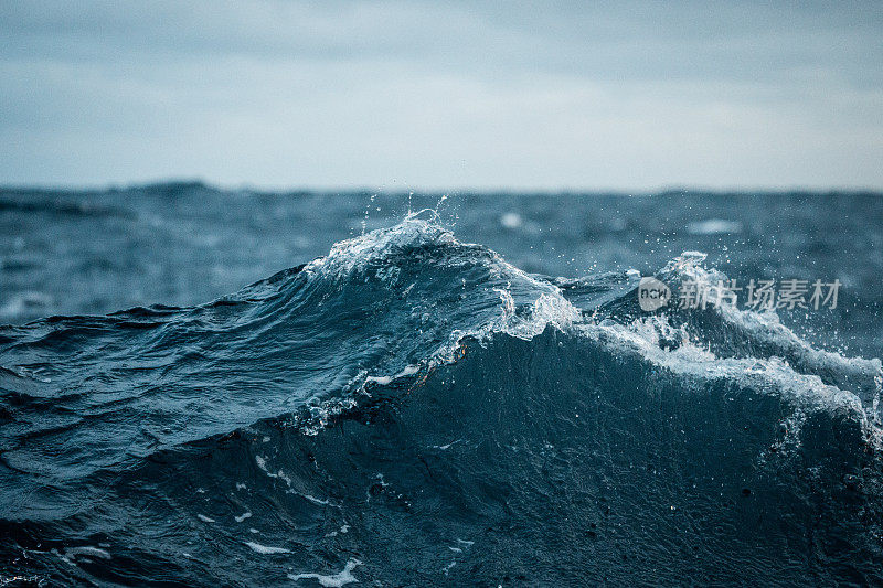 波涛汹涌的大海和海浪从一艘船