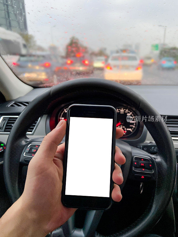 司机在交通中使用智能手机