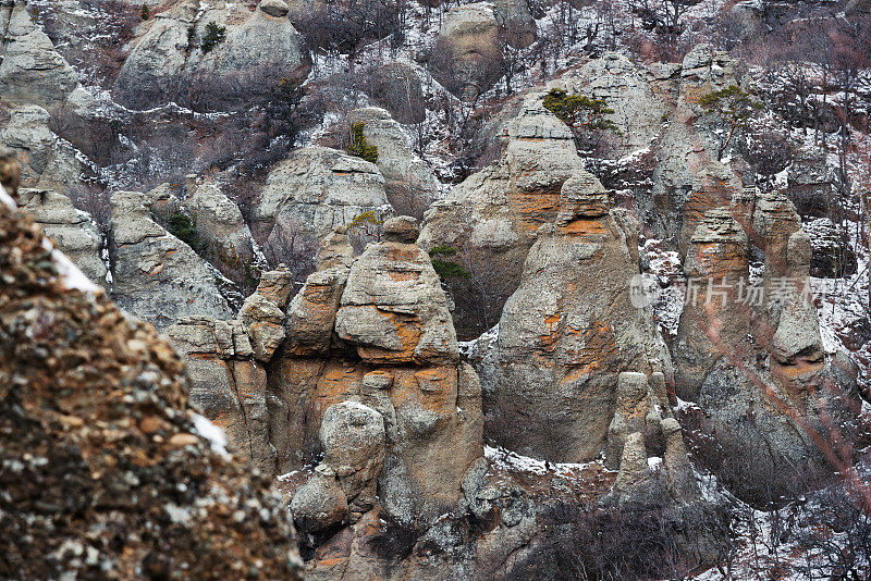 春天德默芝山幽灵谷的奇异岩石。克里米亚