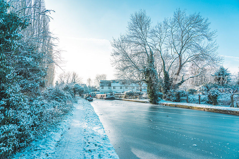 在冬季降雪期间拍摄的运河