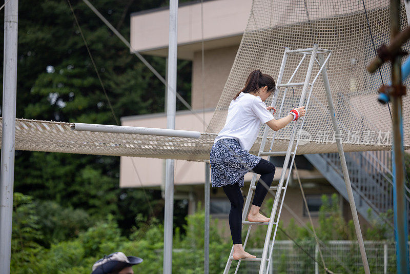 梯子上的女空中飞人艺术家