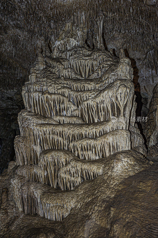 内华达贝克附近的大盆地国家公园里的雷曼洞穴。在含有石灰岩的蛇山脉。石柱是由钟乳石和石笋结合而成的。